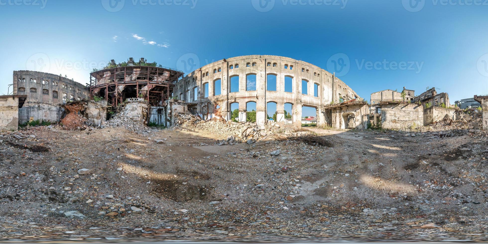 panorama hdri harmonieux et sphérique complet vue d'angle à 360 degrés structures en béton d'un bâtiment abandonné en ruine d'une usine de ciment en projection équirectangulaire, contenu vr ar photo