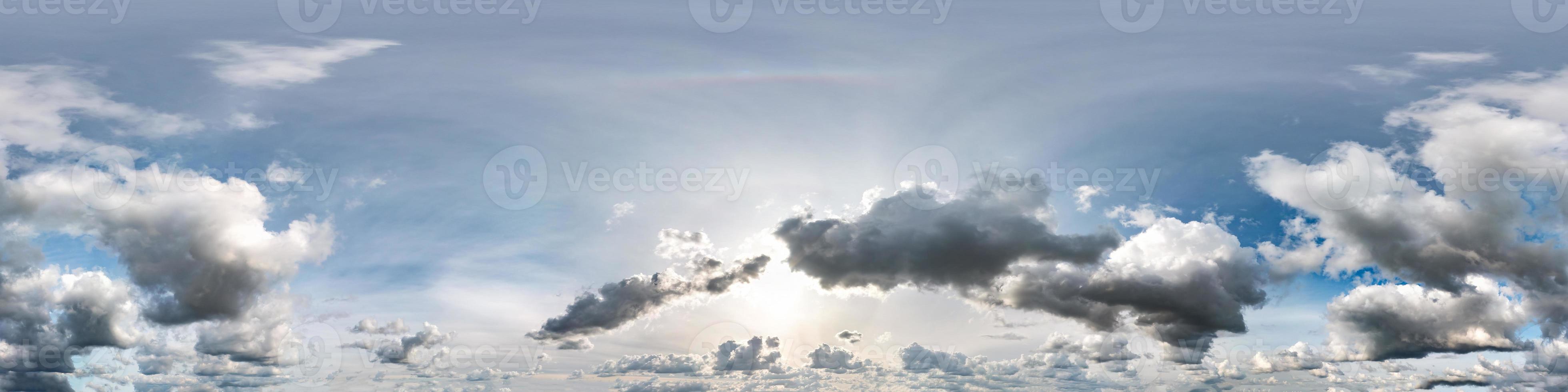 ciel bleu nuageux harmonieux panorama hdri vue d'angle à 360 degrés avec zénith et beaux nuages à utiliser dans les graphiques 3d comme dôme du ciel ou modification d'un tir de drone photo