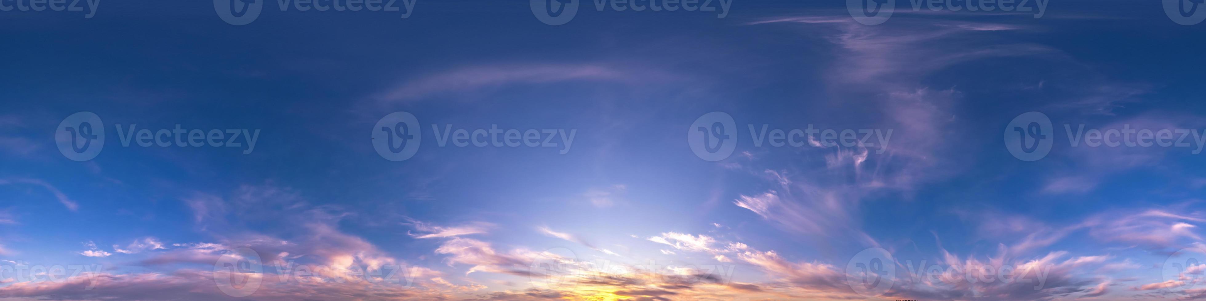 ciel bleu foncé avant le coucher du soleil avec de beaux nuages. panorama hdri harmonieux vue d'angle à 360 degrés avec zénith pour une utilisation dans les graphiques 3d ou le développement de jeux comme dôme du ciel ou modification d'un tir de drone photo