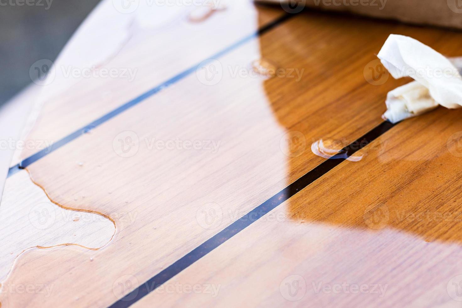 flaque de bière renversée sur la surface de la table en bois photo