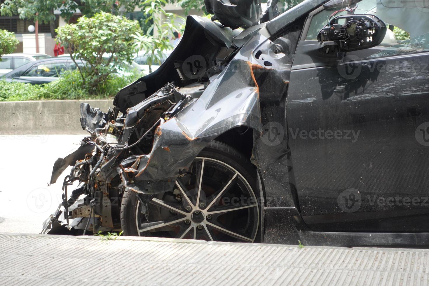 voiture noire endommagée par un accident de la route photo