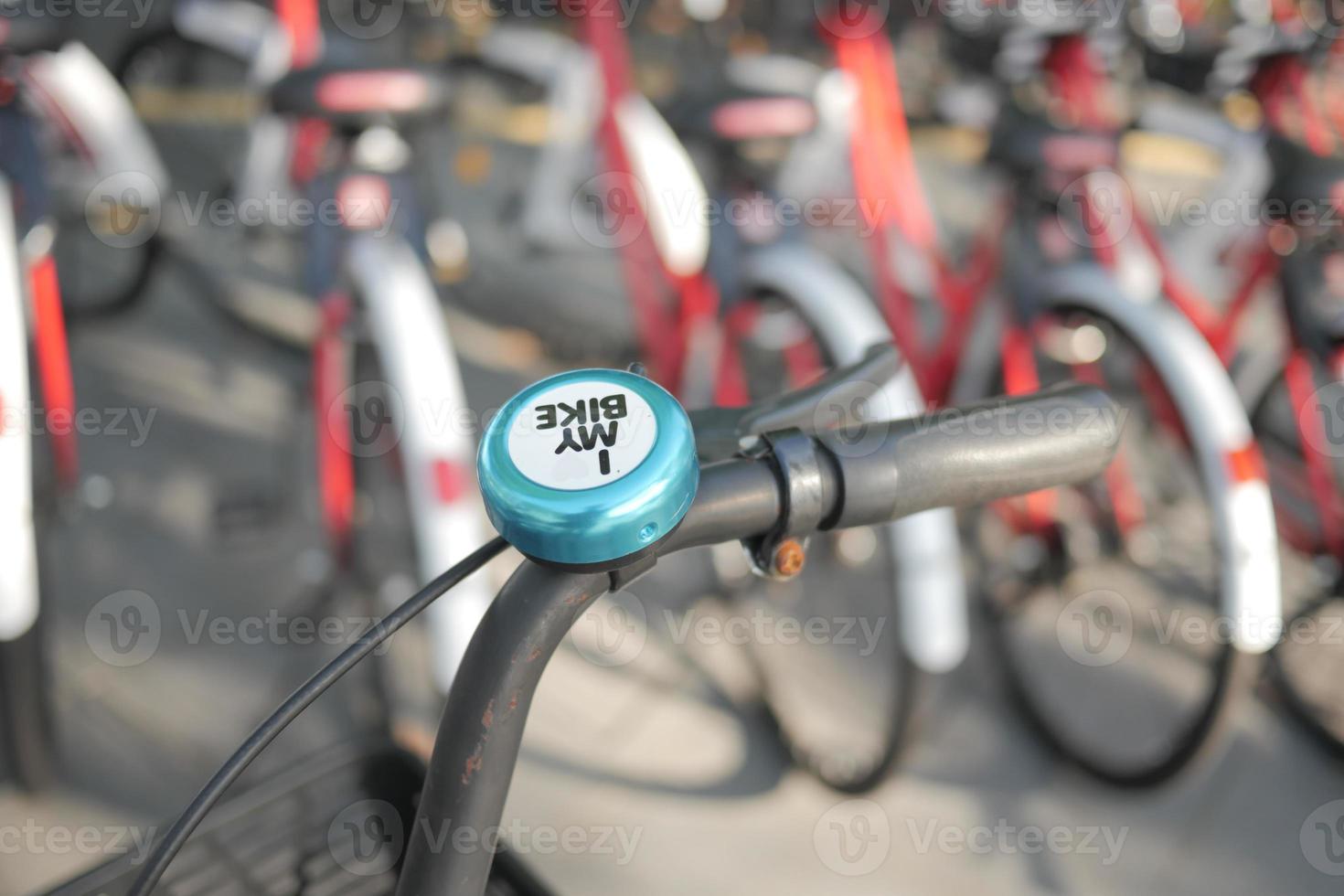 gros plan sur une rangée de vélos mise au point sélective , photo