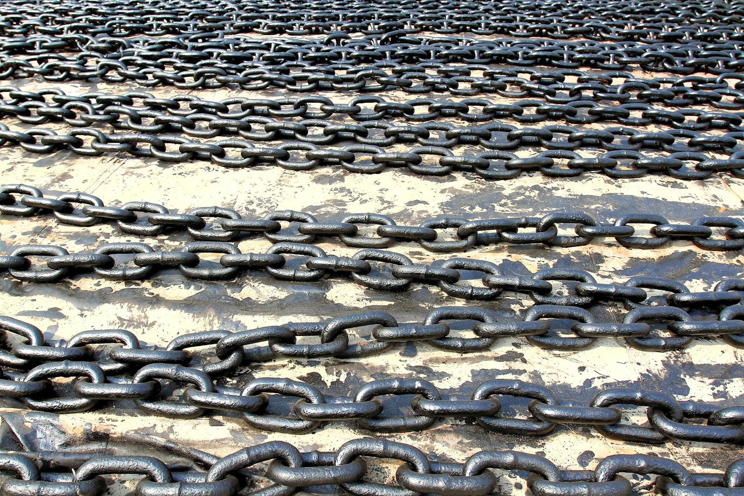 chaîne sur le sol après peinture photo