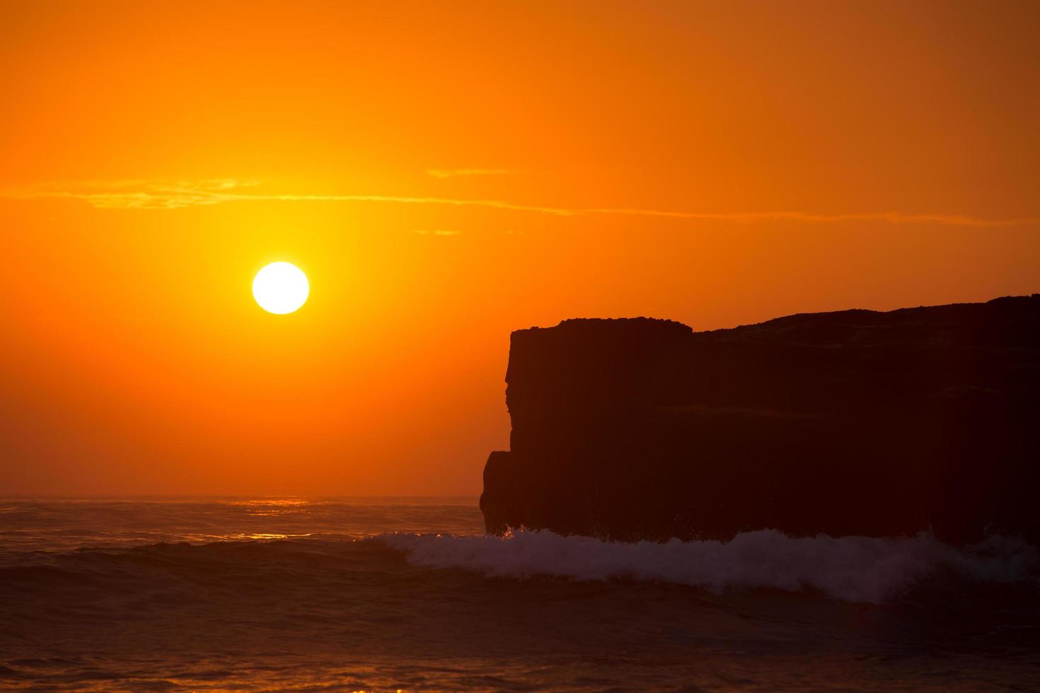 coucher de soleil sur temple hindou pura tanah lot, bali, indonésie photo