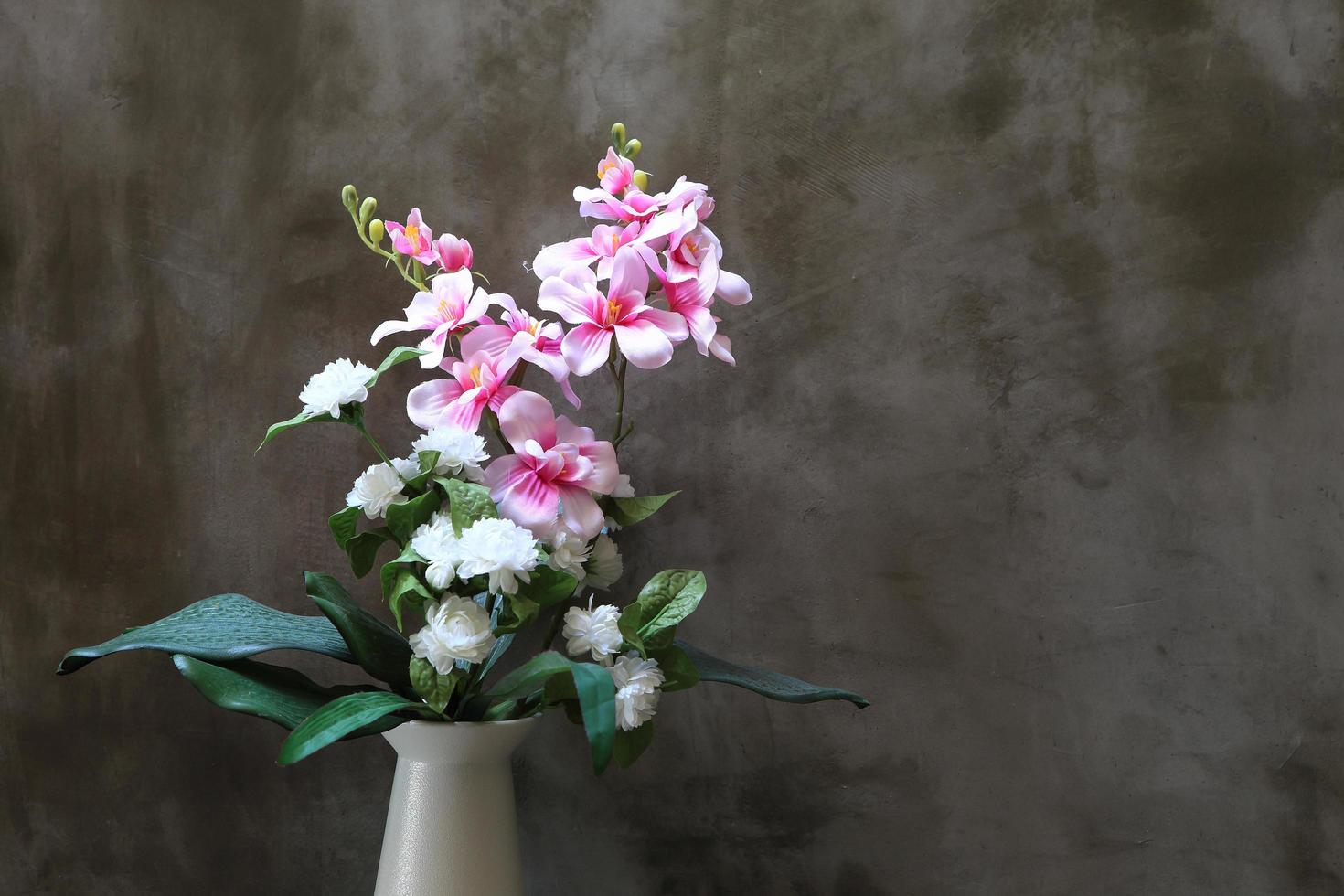 bouquet de pivoines dans un vase contre le mur. intérieur photo