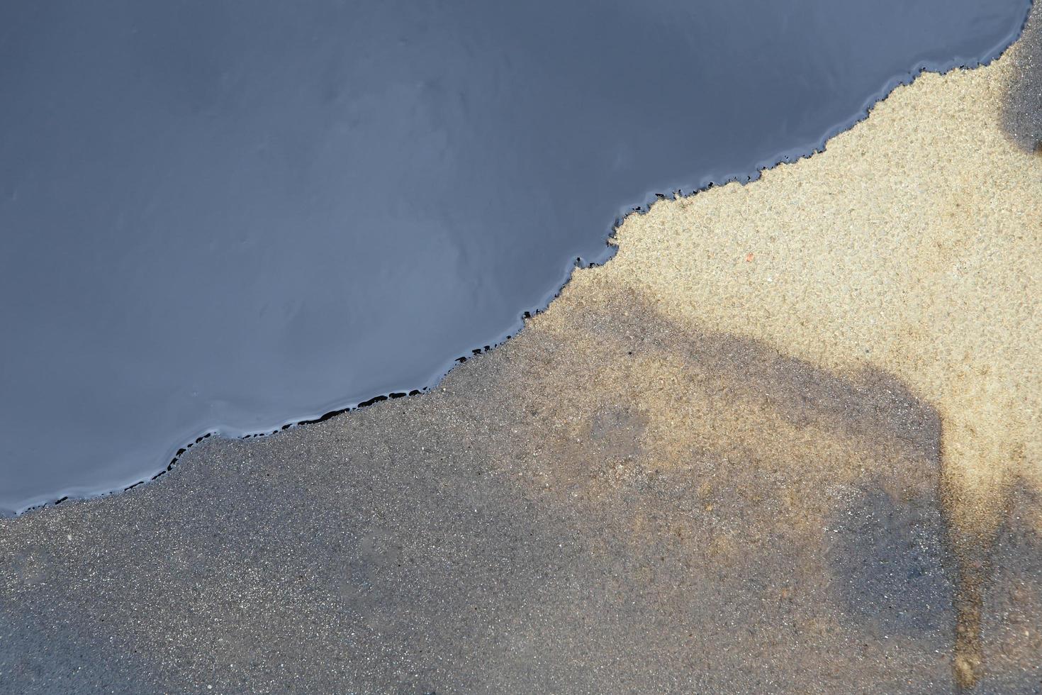 déversement de pétrole du golfe est illustré sur une plage photo