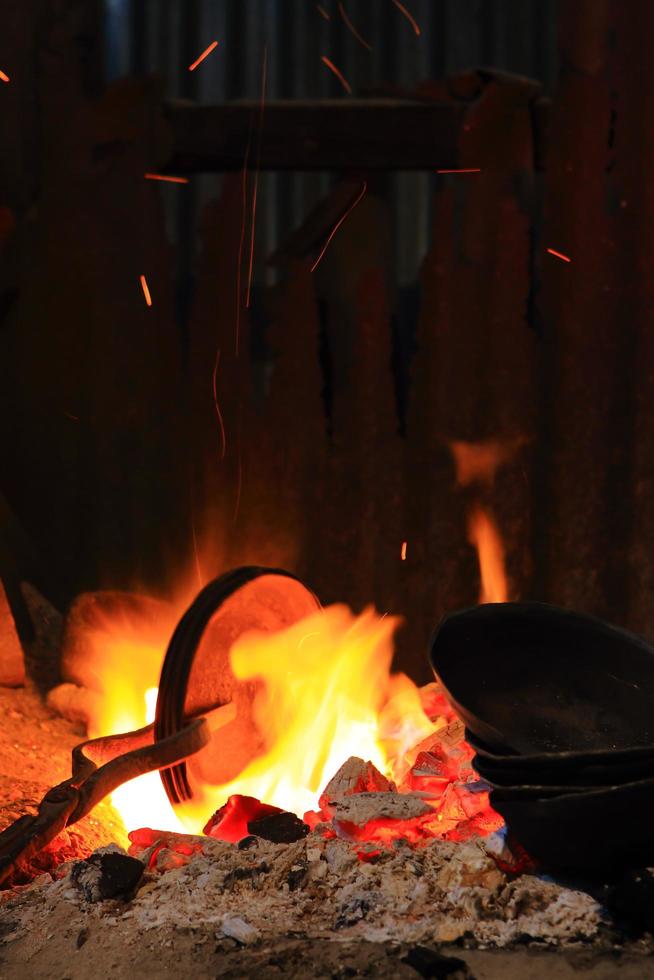 forger le feu dans la forge où sont fabriqués les outils en fer photo