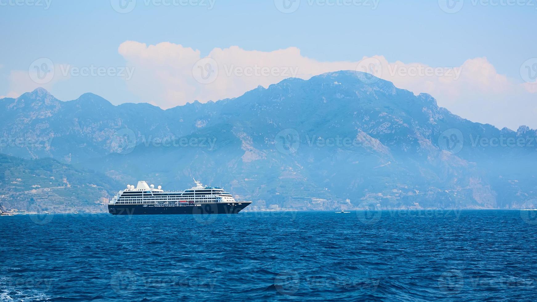 bateau de croisière est venu à amalfi dans le sud de l'italie. vue aérienne photo