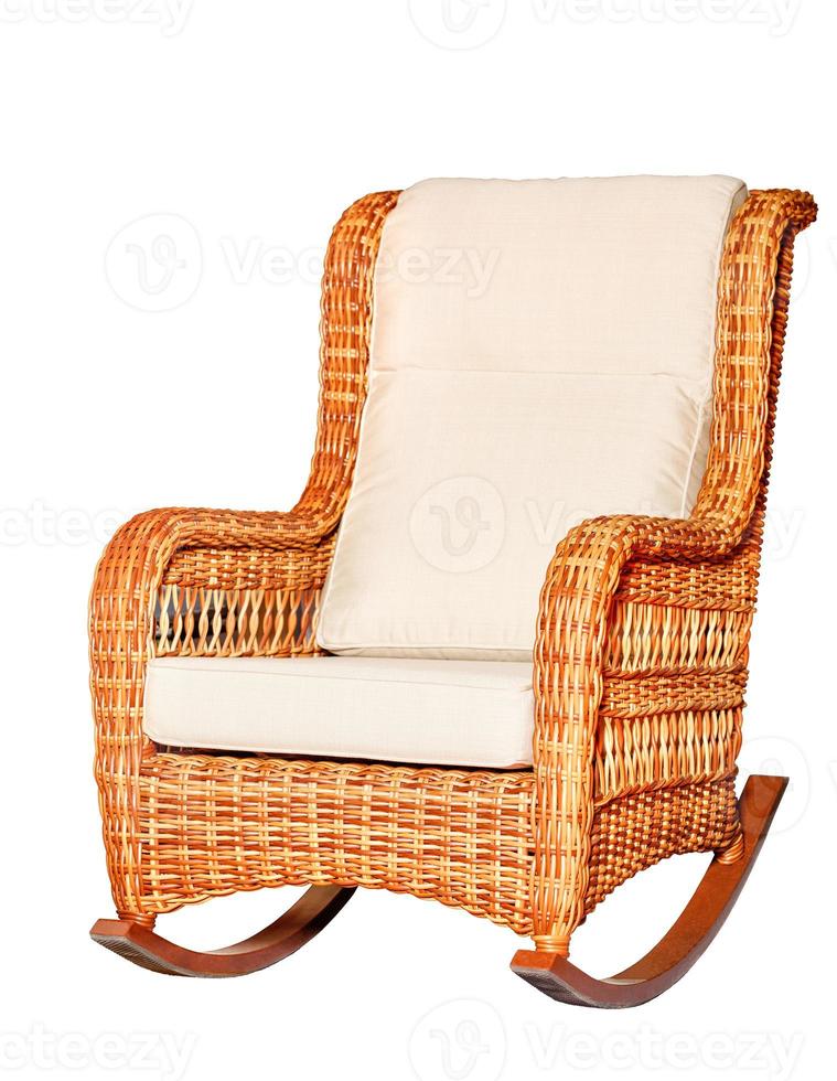 fauteuil à bascule en osier isolé sur fond blanc. photo