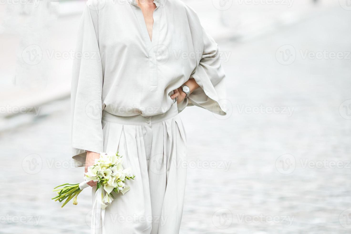 éléments d'un costume décontracté pour femme avec un bouquet de callas photo