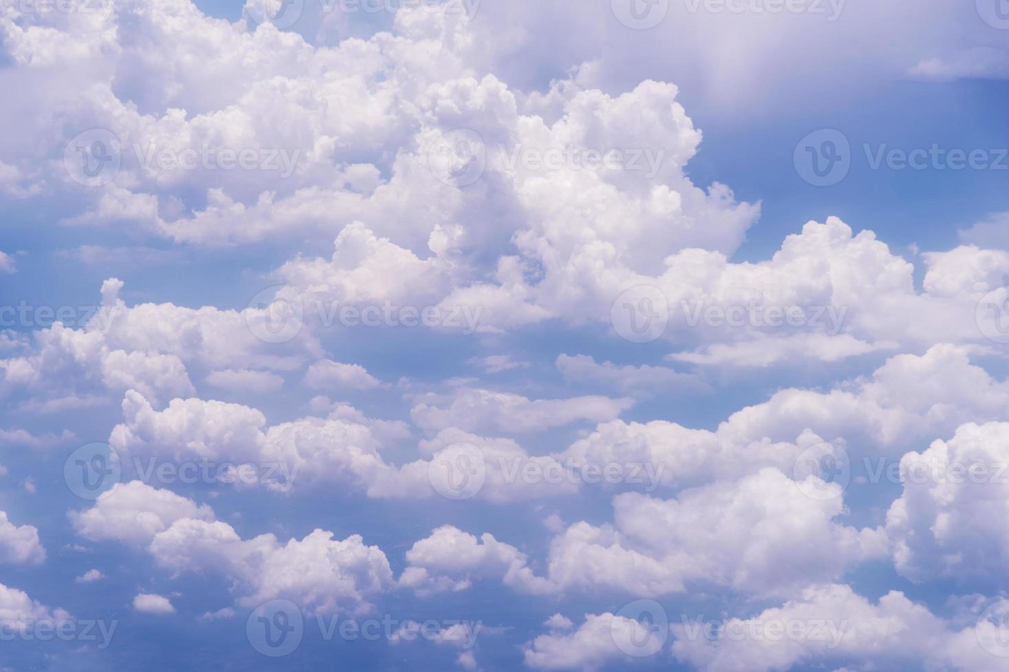 nuages blancs contre le ciel bleu. photo