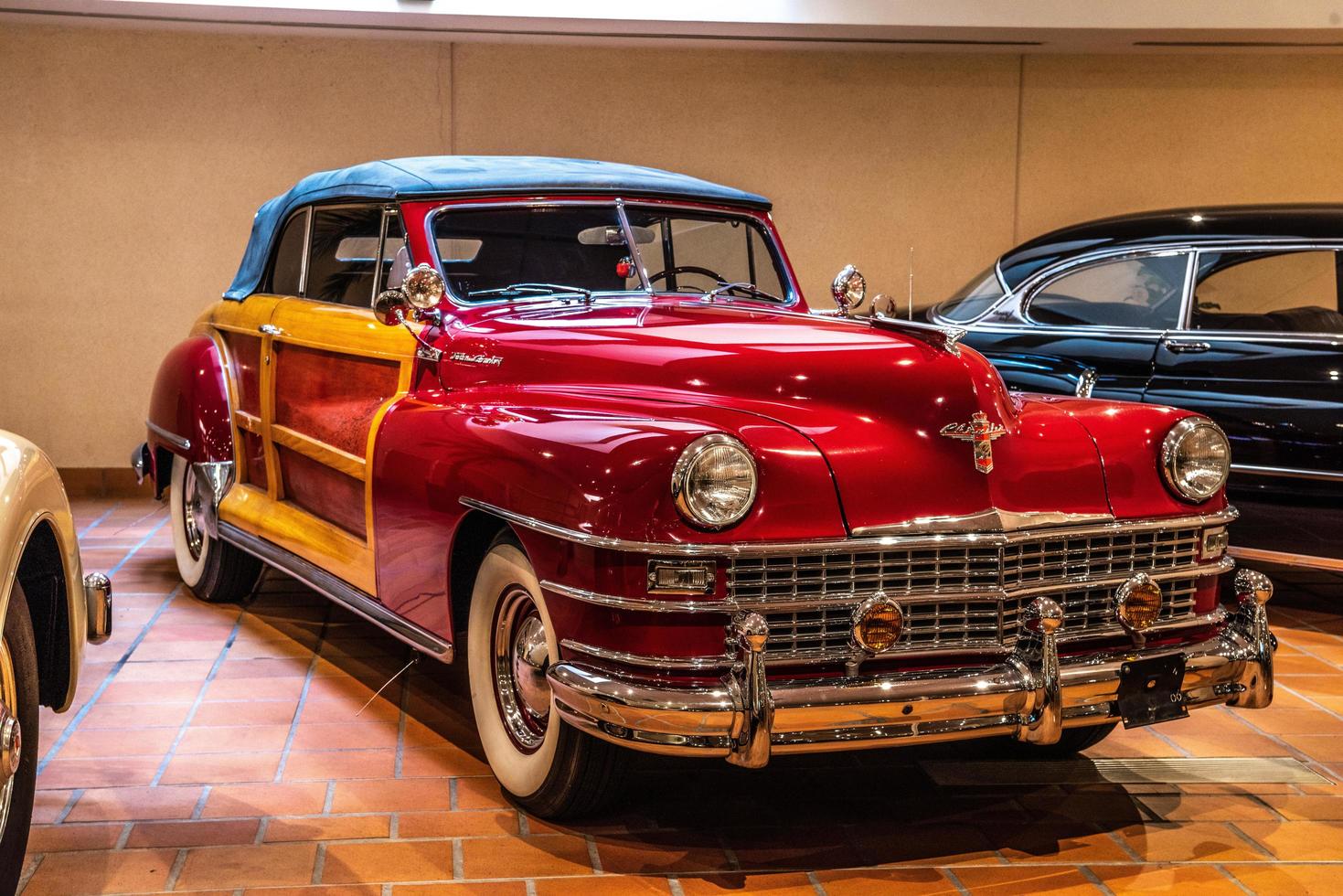 fontvieille, monaco - juin 2017 chrysler rouge ville et pays cabriolet 1947 à monaco top cars collection museum photo