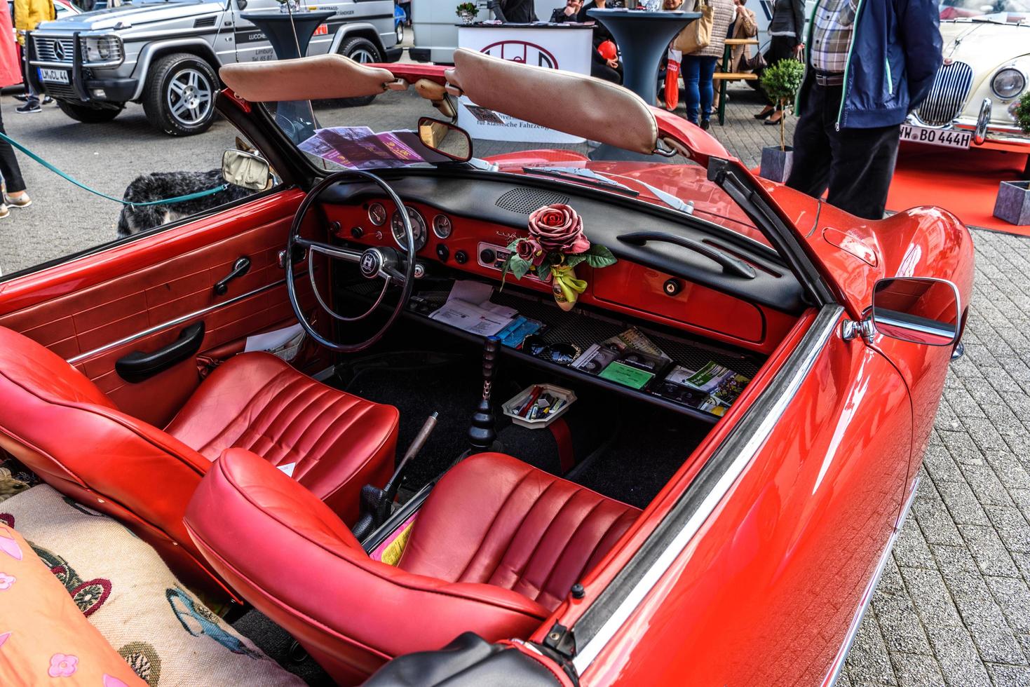 Allemagne, limbourg - avril 2017 rouge vw volkswagen karmann-ghia typ 14 cabriolet cabriolet 1955 à limburg an der lahn, hesse, allemagne photo