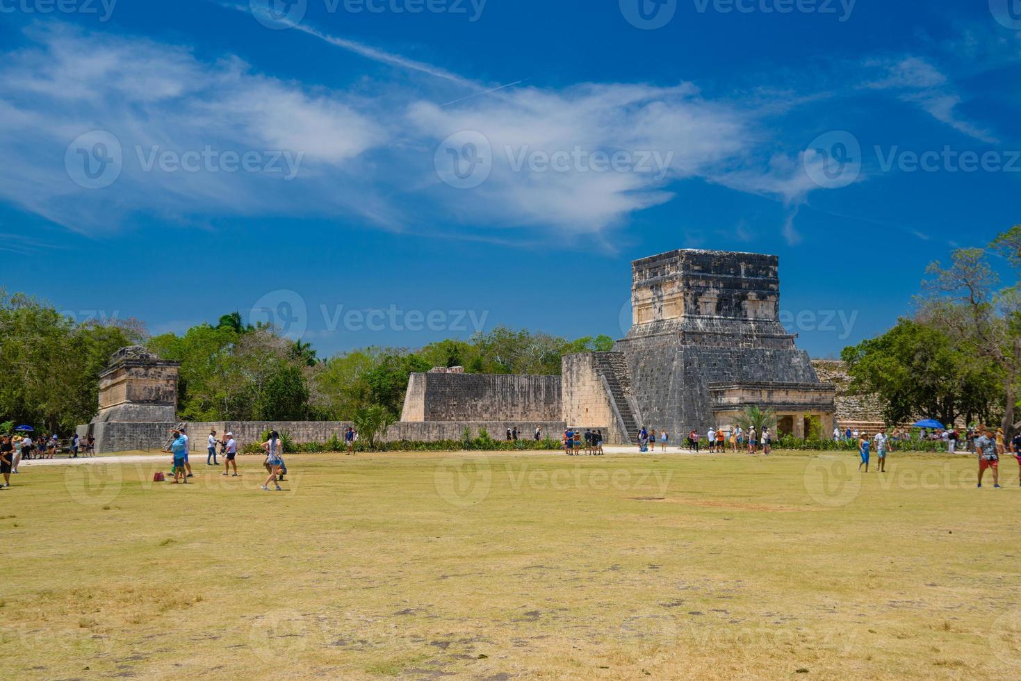 le grand terrain de balle, gran juego de pelote du site archéologique de chichen itza au yucatan, mexique photo