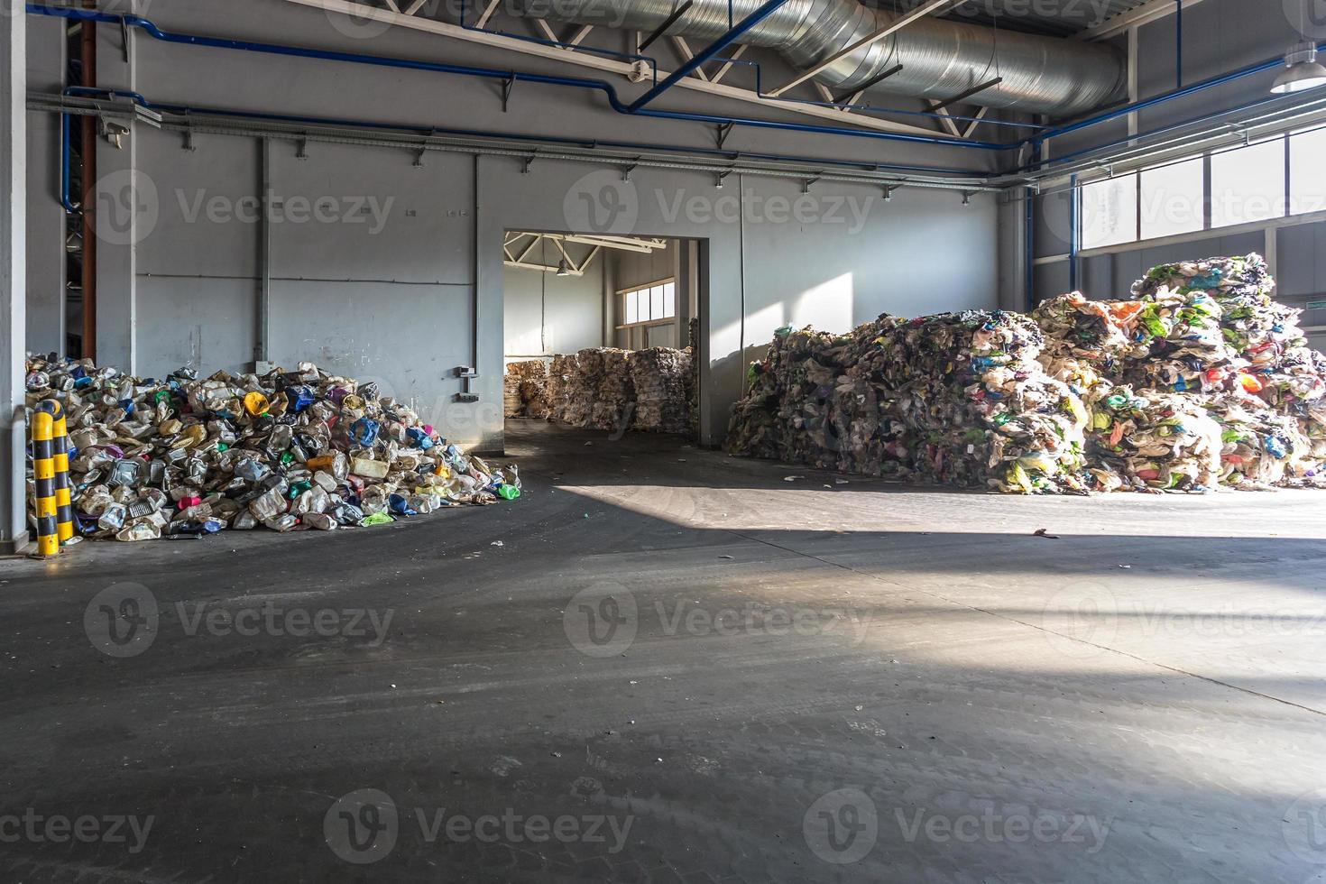 balles pressées en papier à l'usine moderne de traitement des déchets dangereux. ramassage séparé des ordures. recyclage et stockage des déchets en vue de leur élimination ultérieure. entreprise de tri et de traitement des déchets. photo