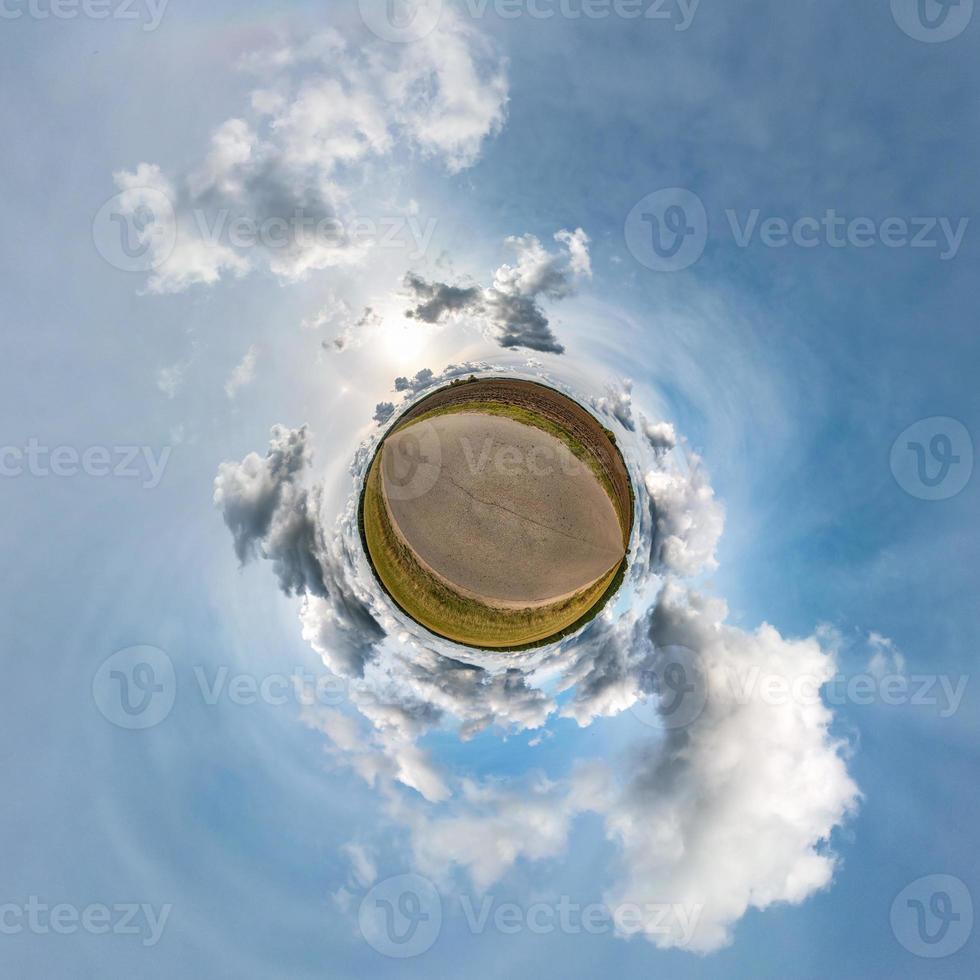 transformation de la petite planète du panorama sphérique à 360 degrés. vue aérienne abstraite sphérique dans le champ dans une belle soirée avec de beaux nuages impressionnants. courbure de l'espace. photo