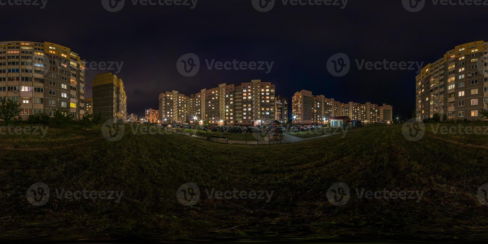 panorama de nuit hdri sphérique complet sans soudure angle de vue à 360 degrés lumière dans les fenêtres de la zone de construction à plusieurs étages du quartier résidentiel de développement urbain en projection équirectangulaire, contenu ar vr photo