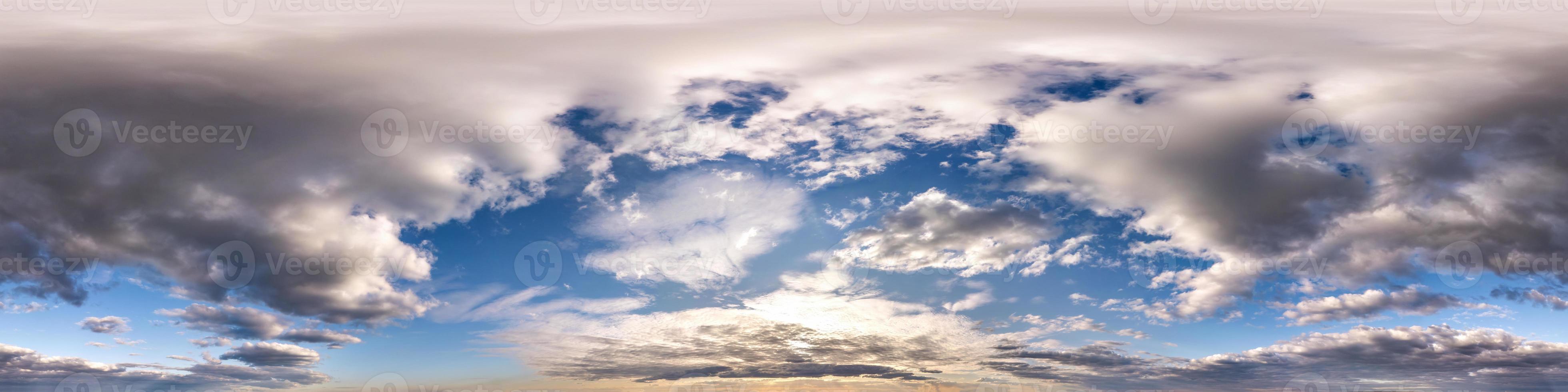 panorama hdri harmonieux vue d'angle à 360 degrés ciel bleu clair du soir avant le coucher du soleil pour une utilisation dans les graphiques 3d ou le développement de jeux comme dôme du ciel ou modification d'un tir de drone photo