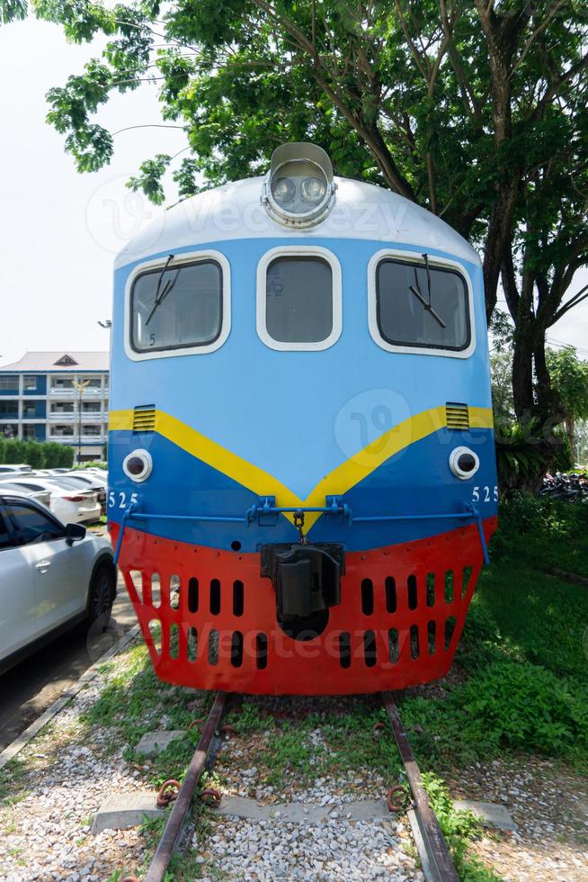 ancienne locomotive à carburant diesel convertie en bibliothèque publique située dans le stade de chiang rang, thaïlande photo