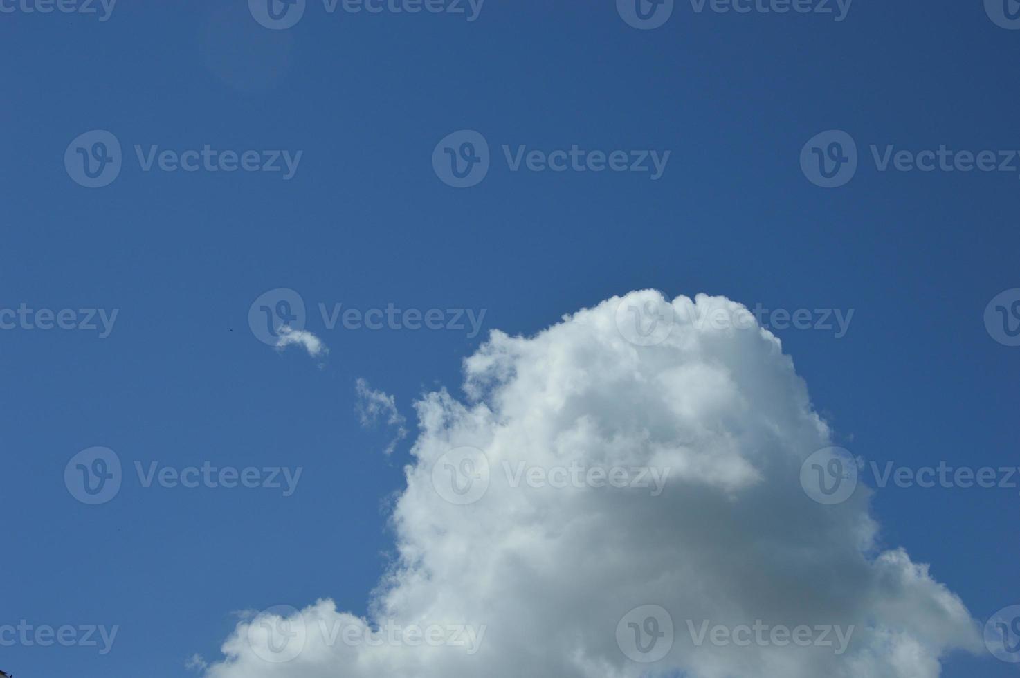 ciel bleu avec des nuages blancs. fond naturel. ciel d'été. pour le fond décoratif et la conception de papier peint. photo