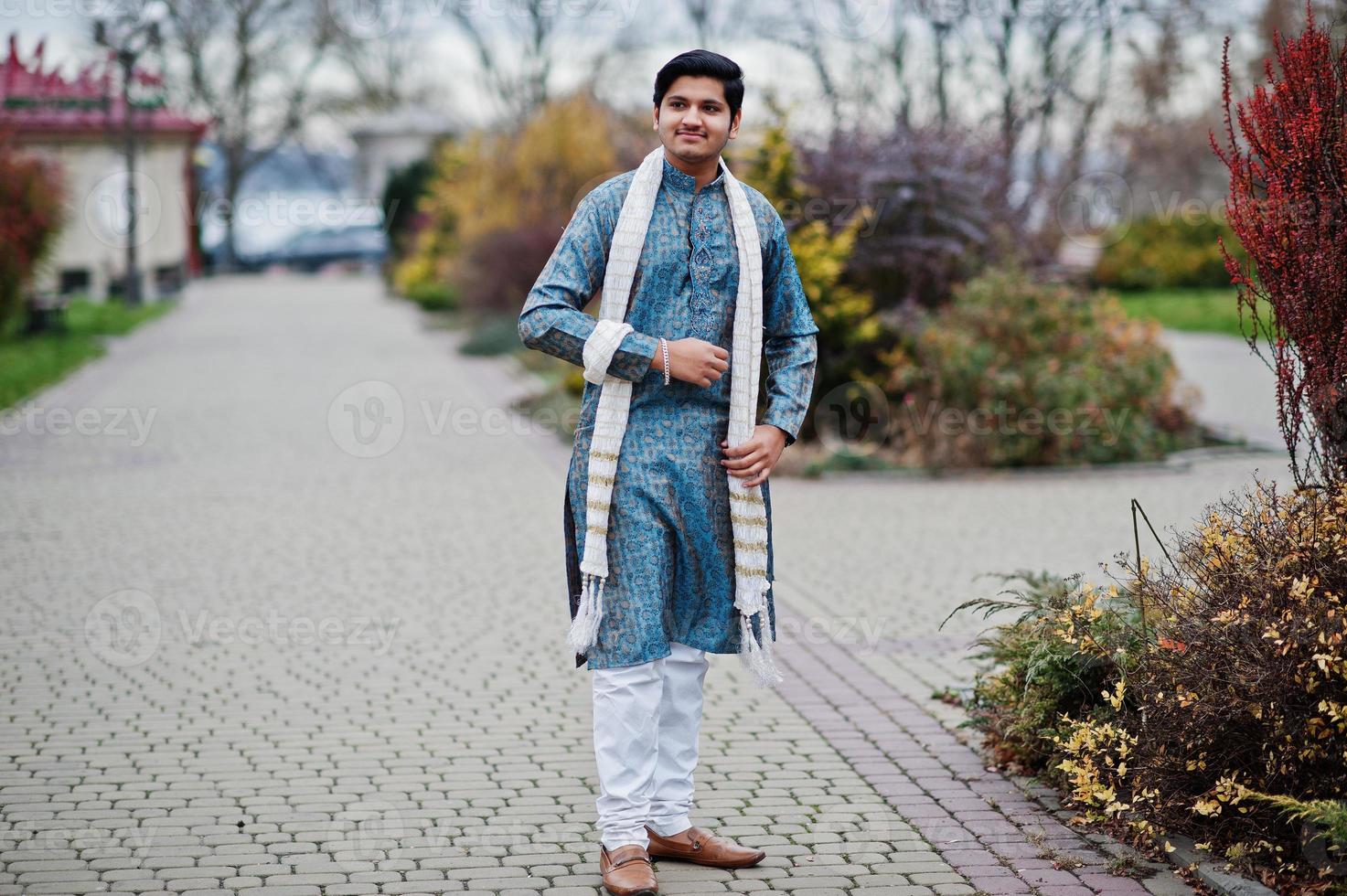 l'homme indien porte des vêtements traditionnels avec une écharpe blanche posée à l'extérieur. photo