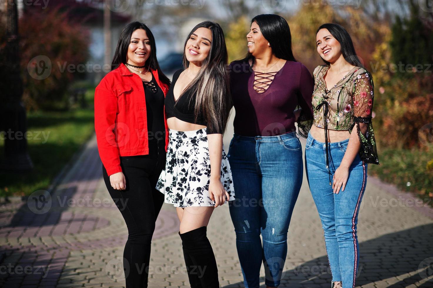 groupe de quatre filles latinos heureuses et jolies de l'équateur posées dans la rue. photo