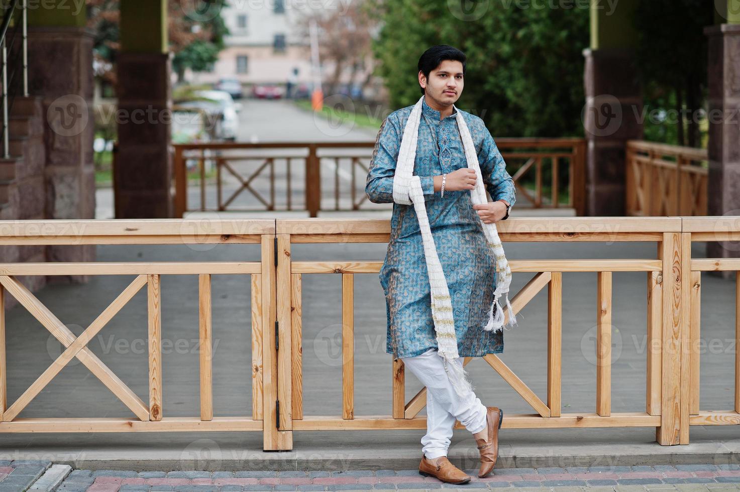 l'homme indien porte des vêtements traditionnels avec une écharpe blanche posée à l'extérieur. photo