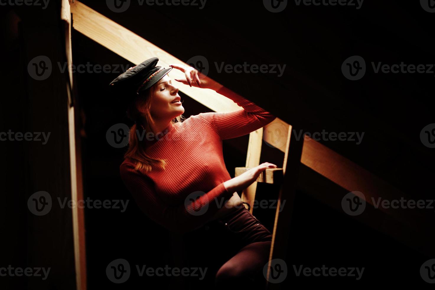 portrait de mode d'une fille sexy rousse sur le toit. modèle séduisante séduction femme. photo