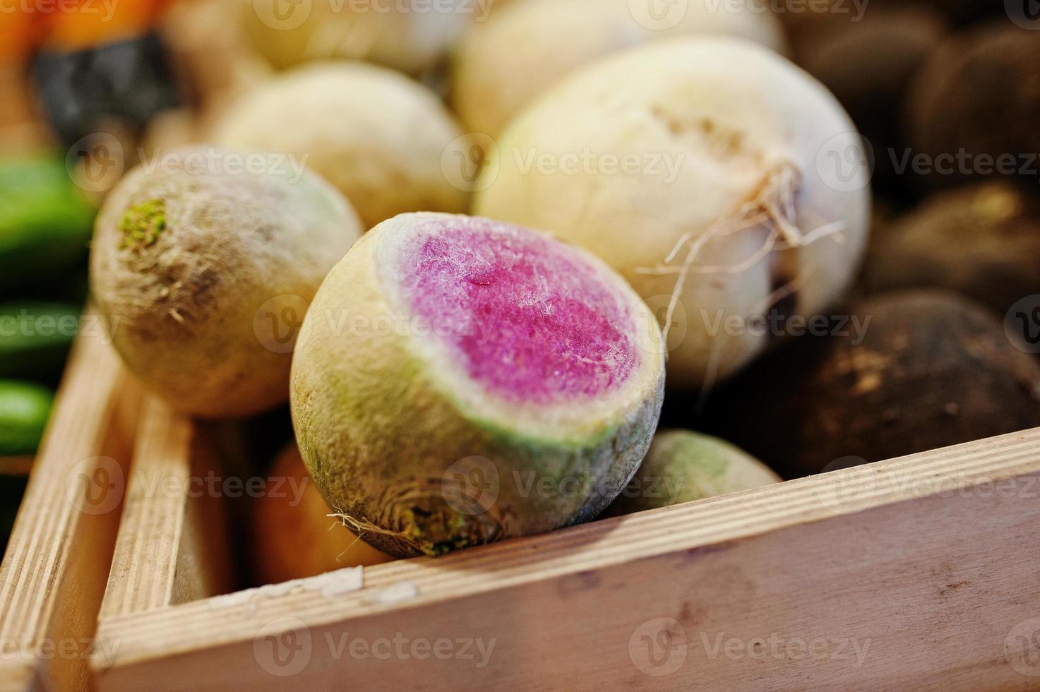 légumes frais brillants colorés. navets sur l'étagère d'un supermarché ou d'une épicerie. photo