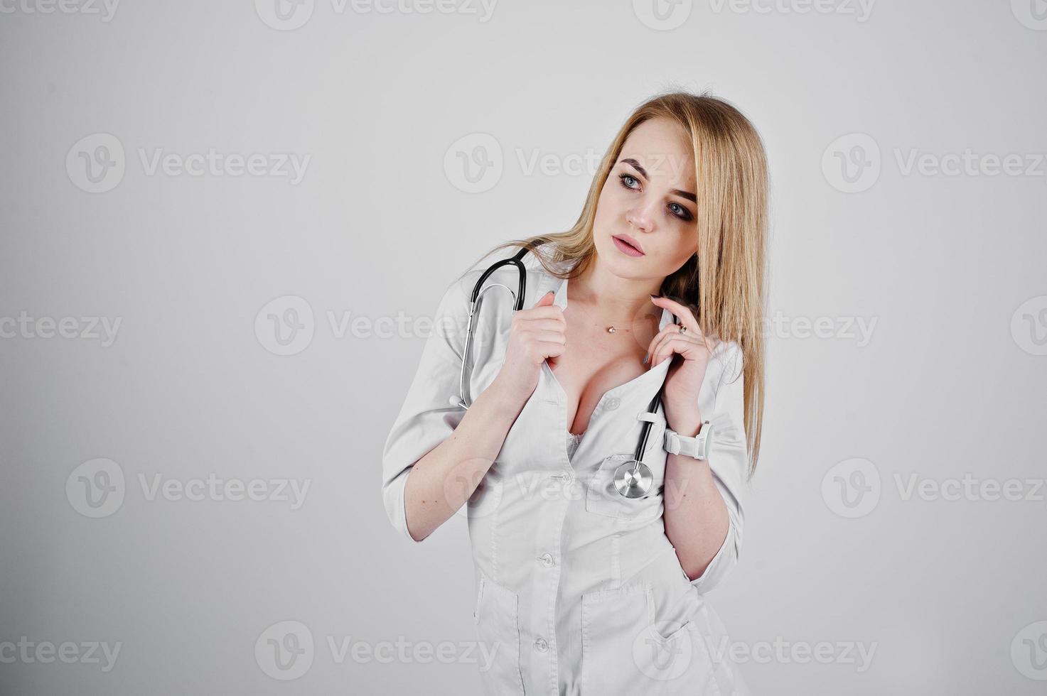 infirmière médecin sexy blonde avec stéthoscope isolé sur fond blanc. photo