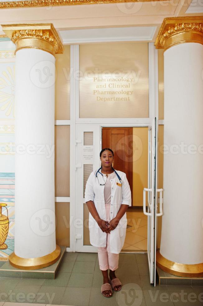 étudiante en médecine afro-américaine en blouse de laboratoire avec stéthoscope à l'intérieur de l'université de médecine. photo