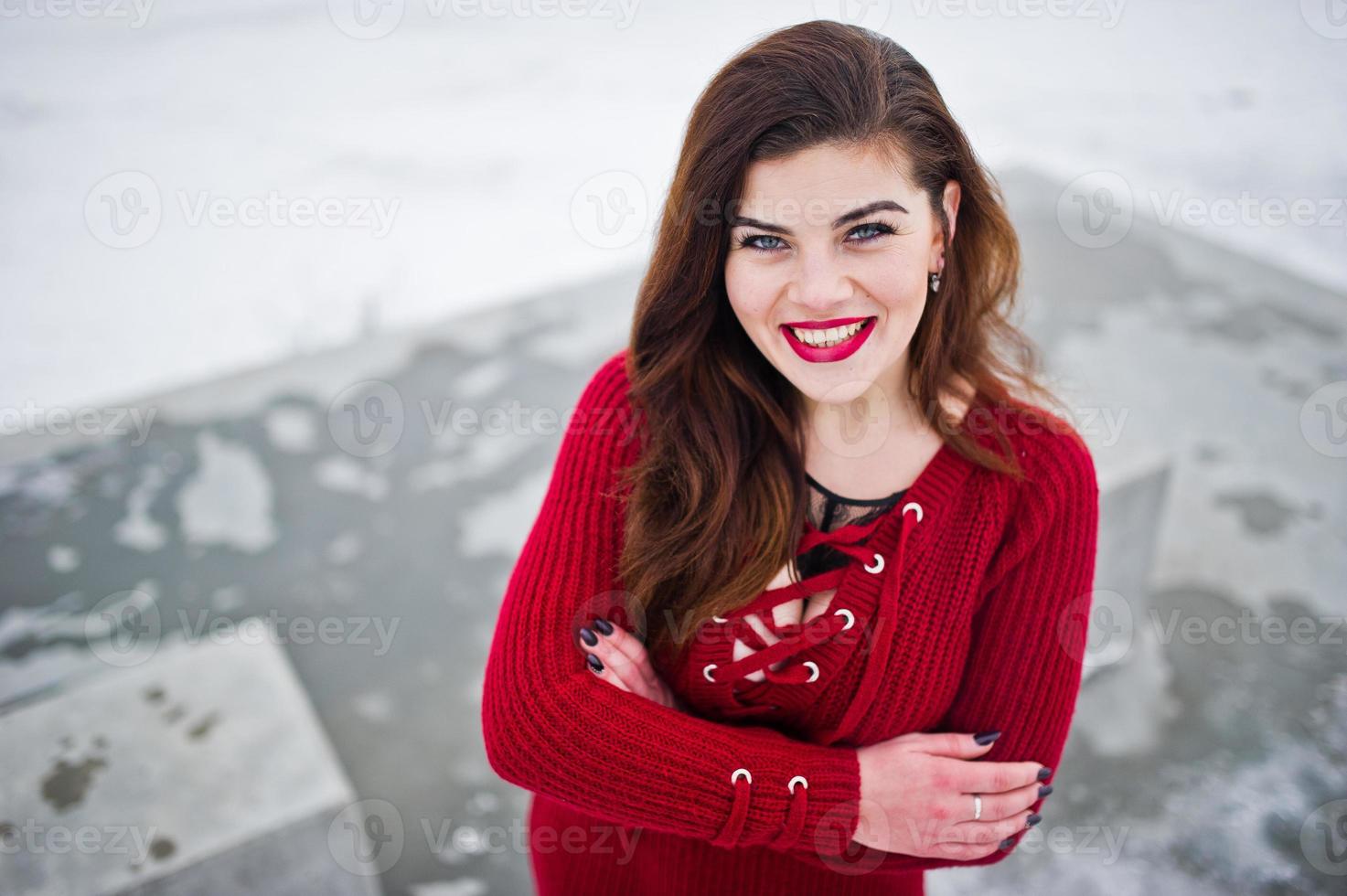 modèle de taille plus brune au rouge contre le lac gelé le jour de l'hiver. photo