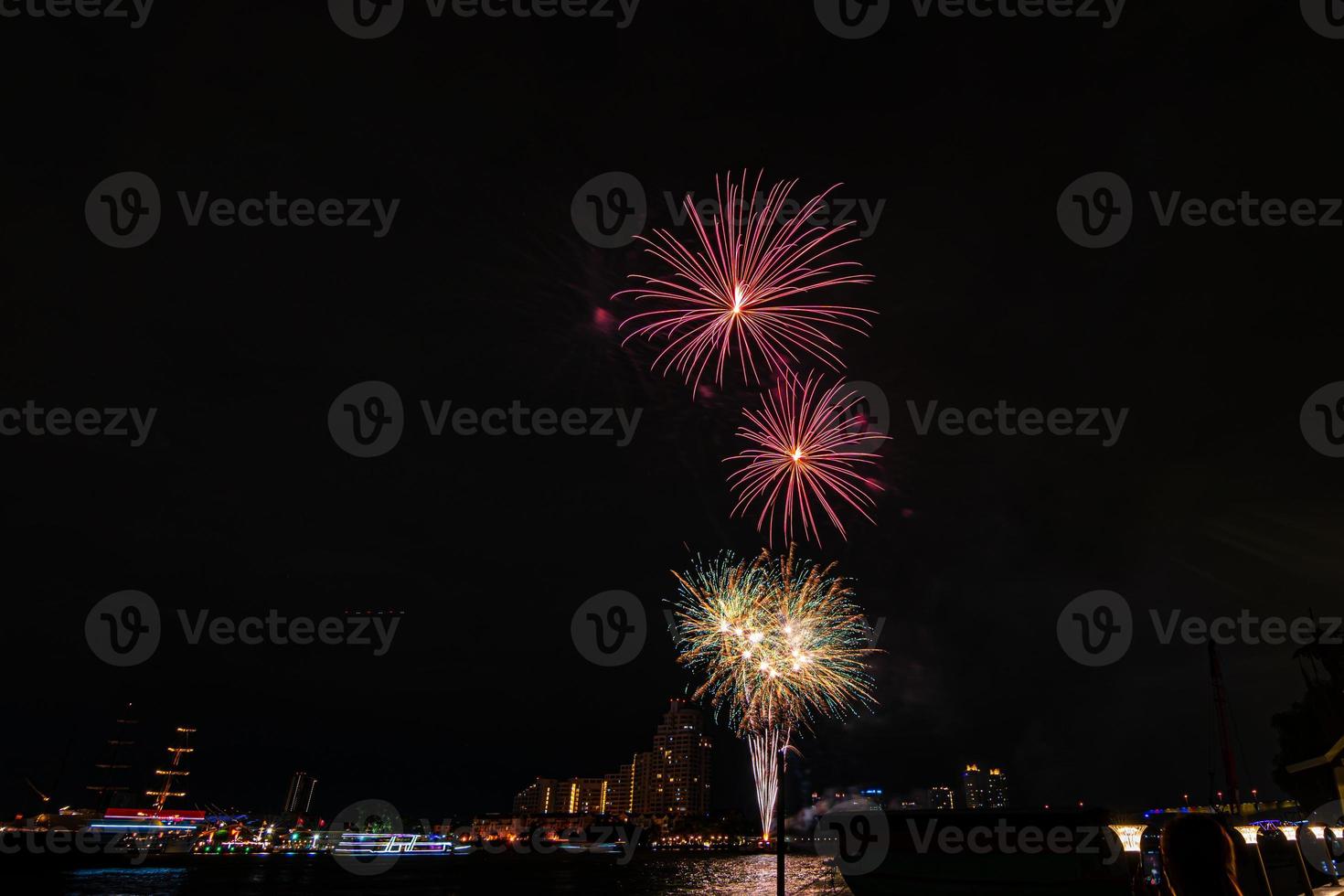 feux d'artifice sur la rivière dans le ciel sombre photo