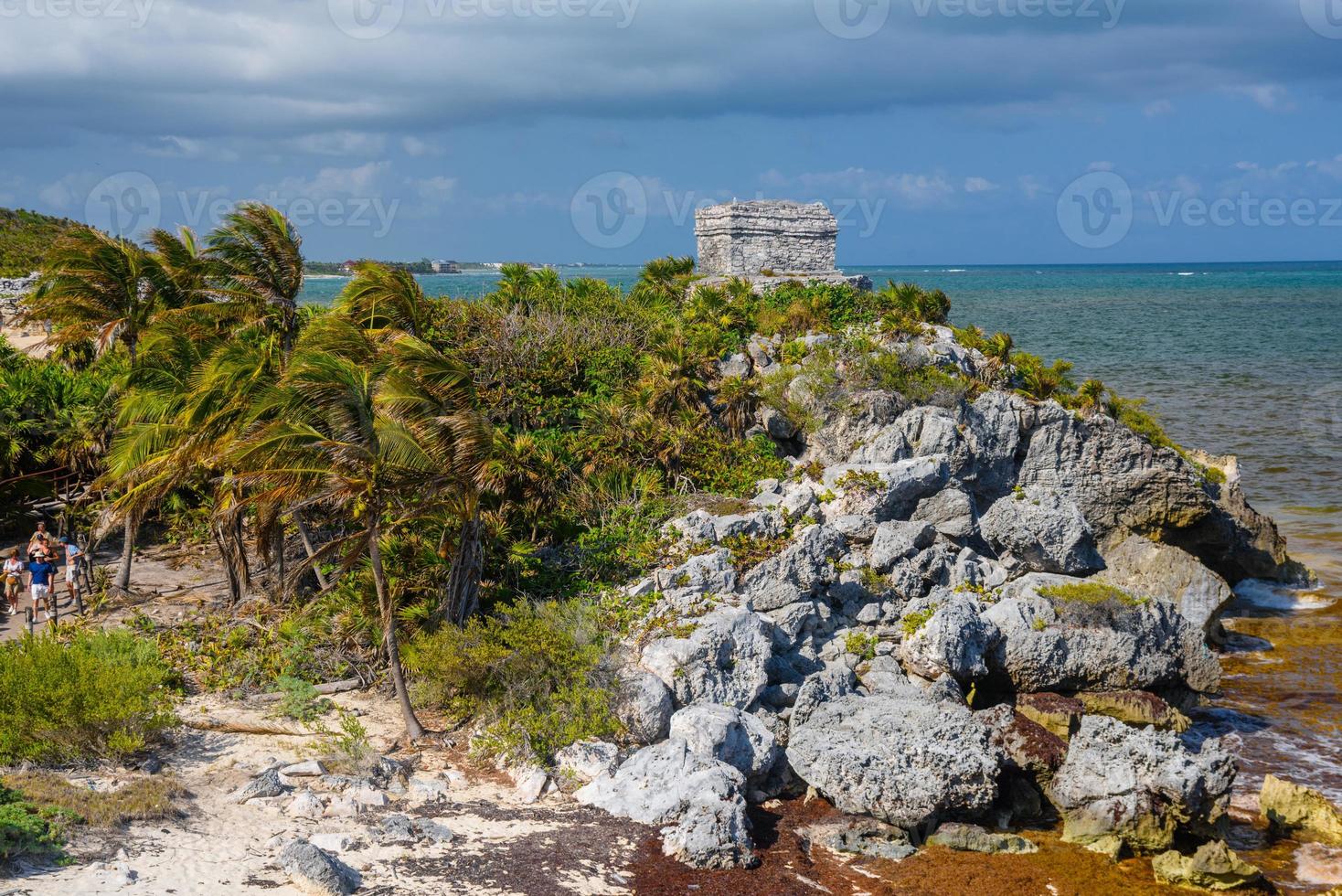 structure 45, offrandes sur la colline près de la plage, ruines mayas de tulum, riviera maya, yucatan, mer des caraïbes, mexique photo