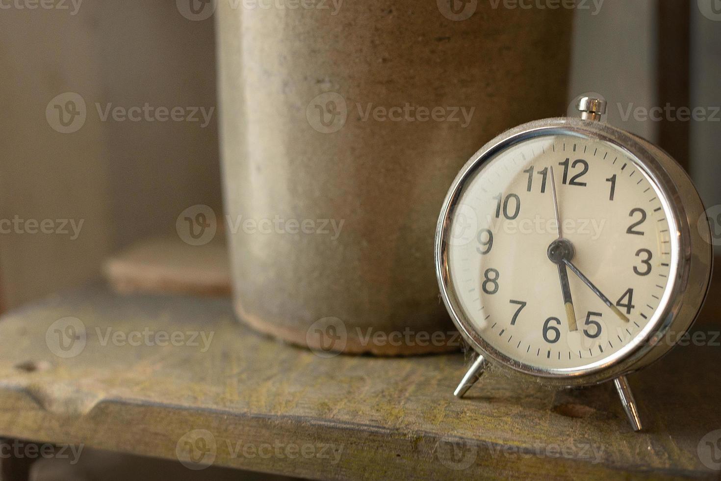alarme d'horloge vintage blanche près de la lumière de la fenêtre. photo