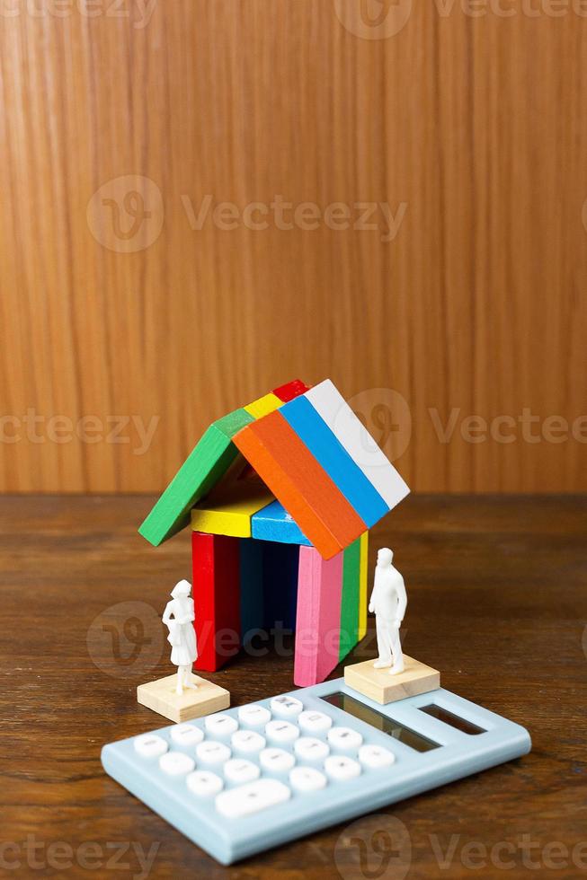 l'image de la maison de construction multi couleur domino sur table en bois. photo