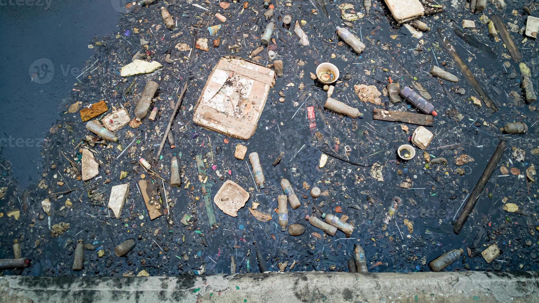 pollution de l'eau, eaux usées et eaux usées dans le canal. photo