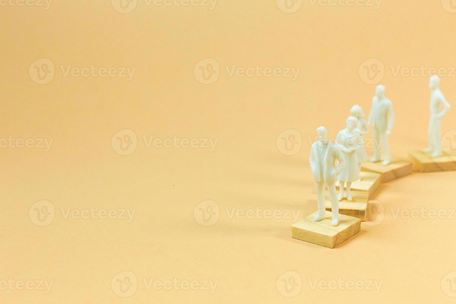 miniature figure blanche sur pastel orange pour le contenu de l'entreprise. photo