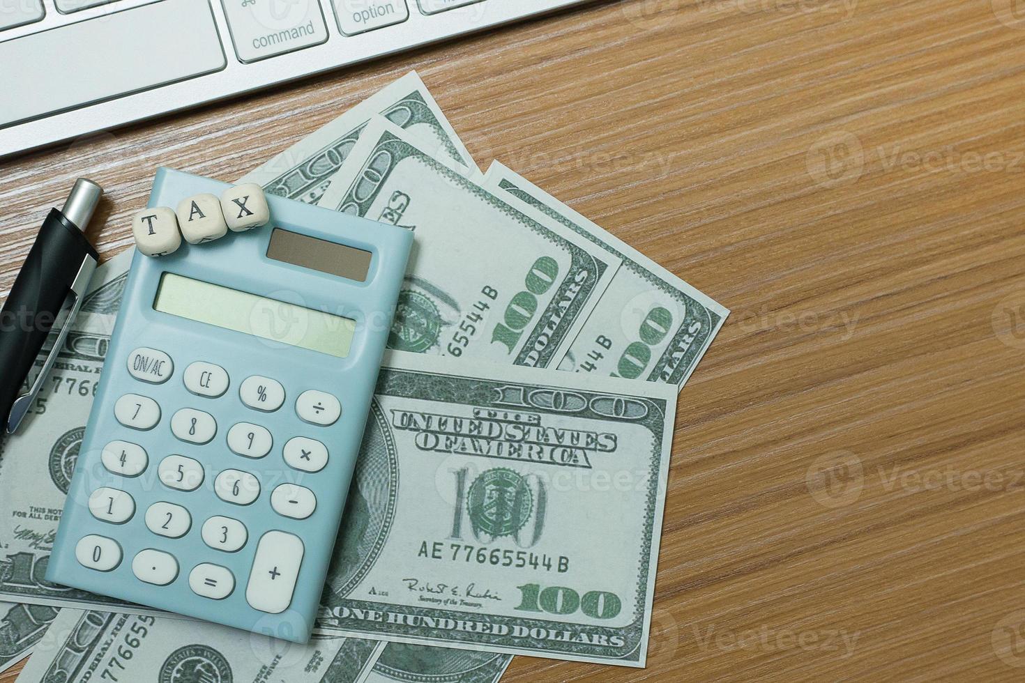 taxe cubique en bois sur table de travail pour le contenu de l'entreprise. photo