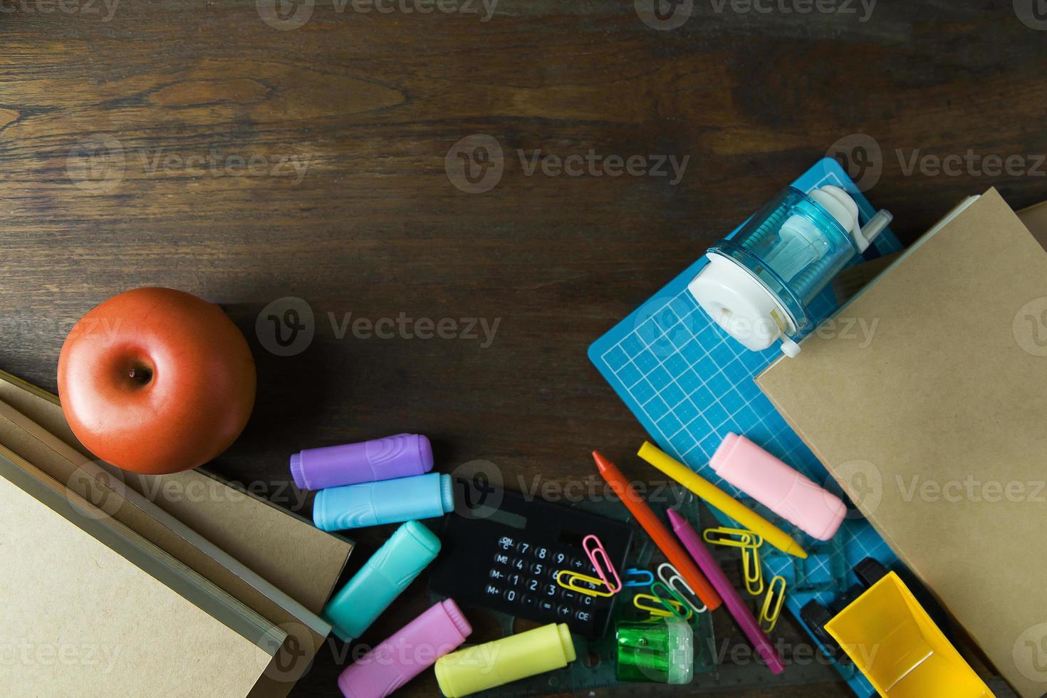 fond de fournitures scolaires pour votre conception. photo