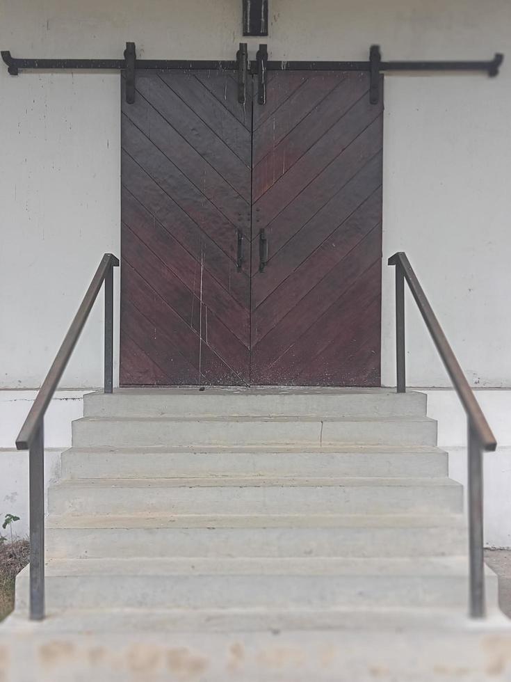 grande porte d'entrepôt en bois photo