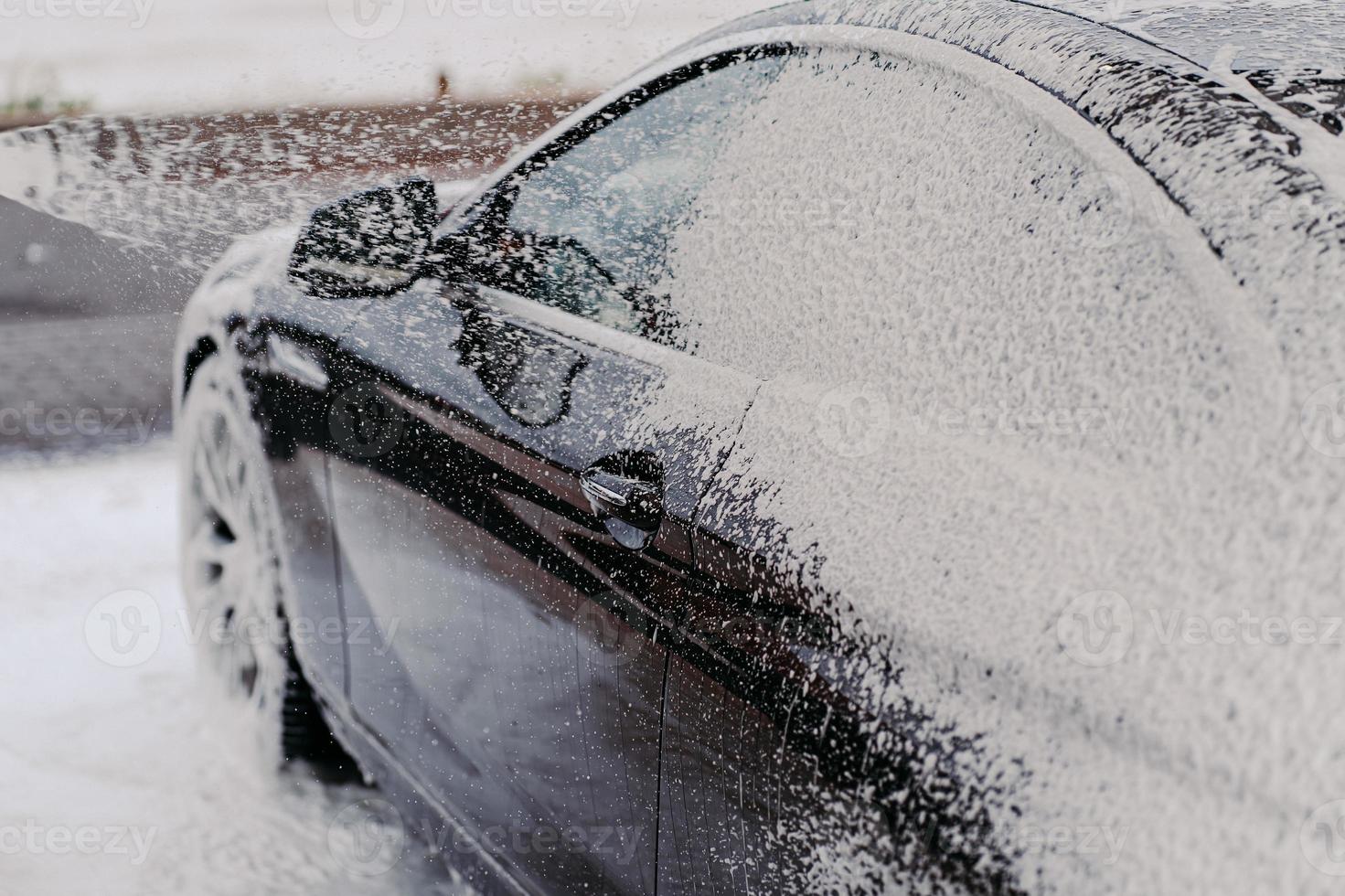 nettoyage de lavage de voiture à la main. pulvérisateur d'eau à