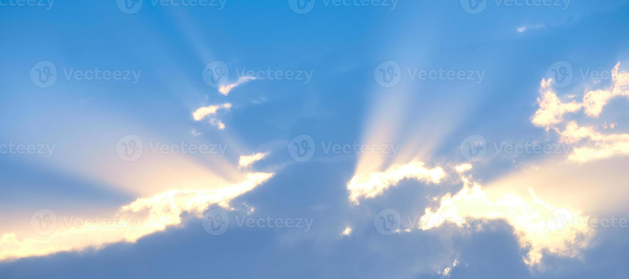 l'arrière-plan des rayons du soleil sur les nuages. les rayons du soleil se brisent sur les nuages. photo