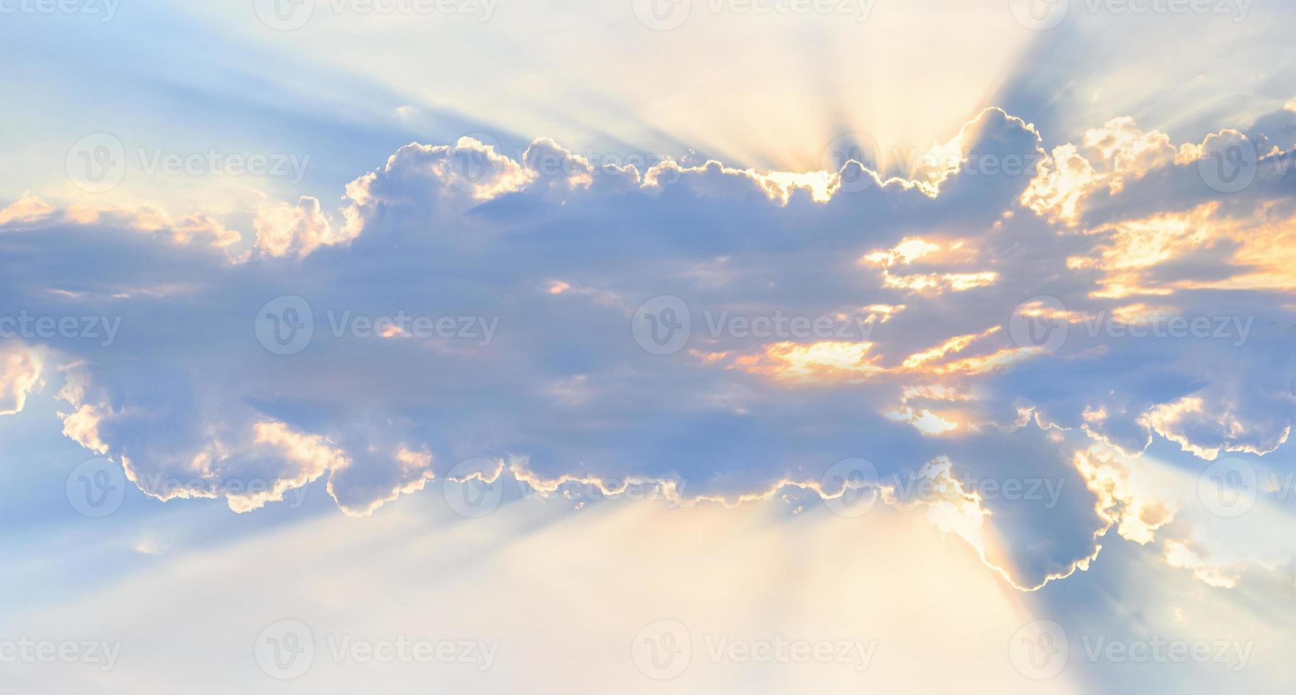 l'arrière-plan des rayons du soleil sur les nuages. les rayons du soleil se brisent sur les nuages. photo