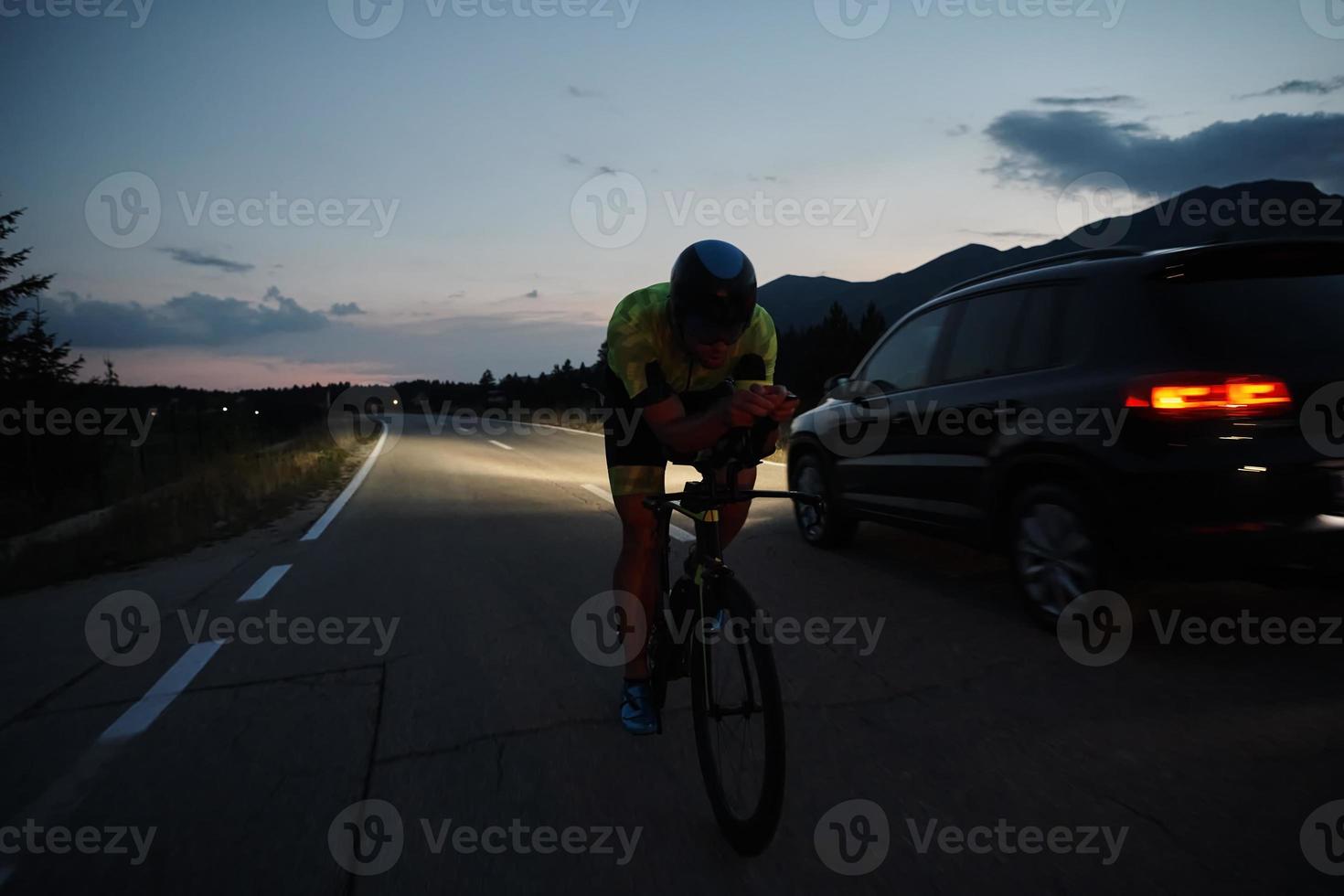 athlète de triathlon faisant du vélo la nuit photo