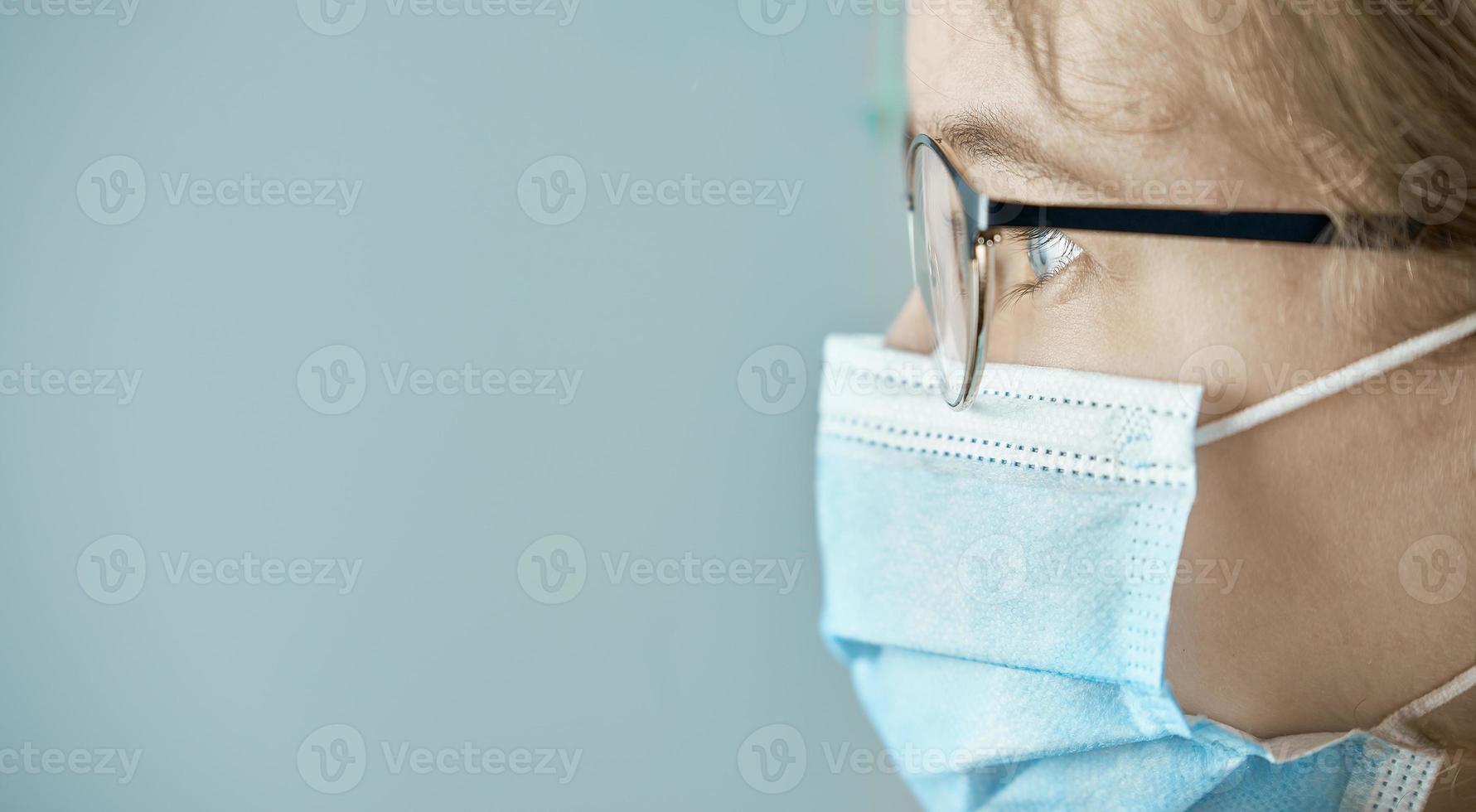 portrait d'une jeune fille à lunettes et un gros plan de masque médical. épidémie de grippe, allergie à la poussière, protection contre les virus. photo avec espace de copie.