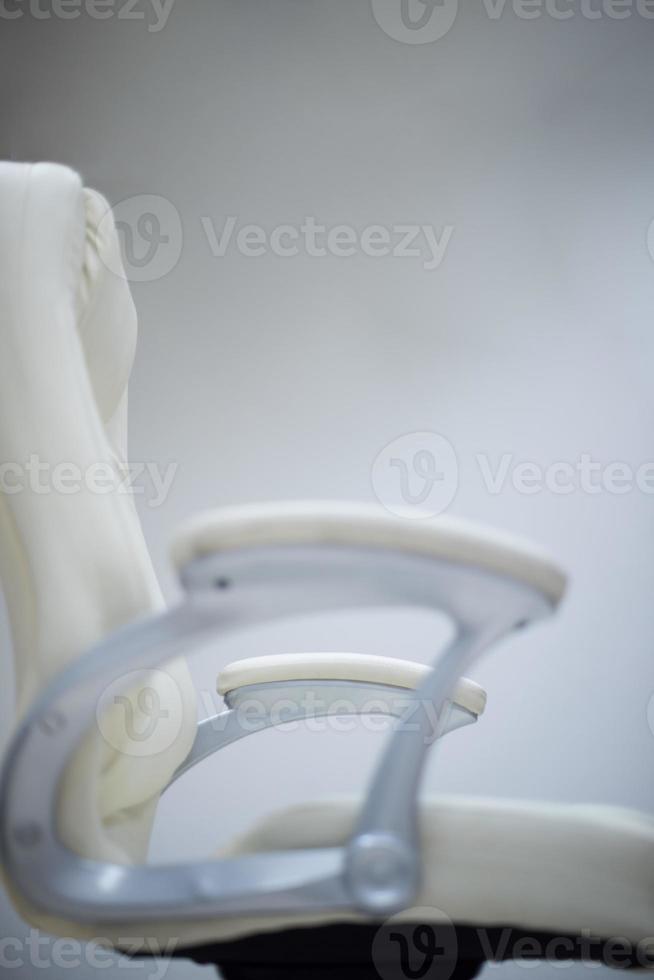 chaise de bureau blanche photo