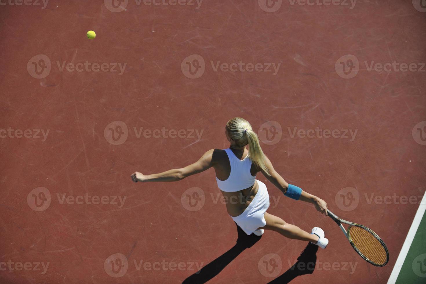 jeune femme joue au tennis photo