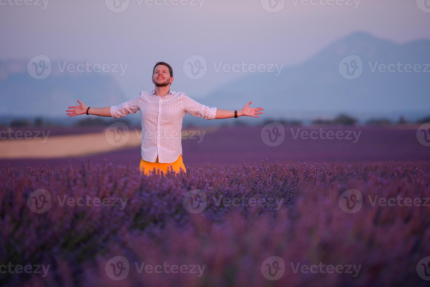 homme dans un champ de fleurs de lavande photo