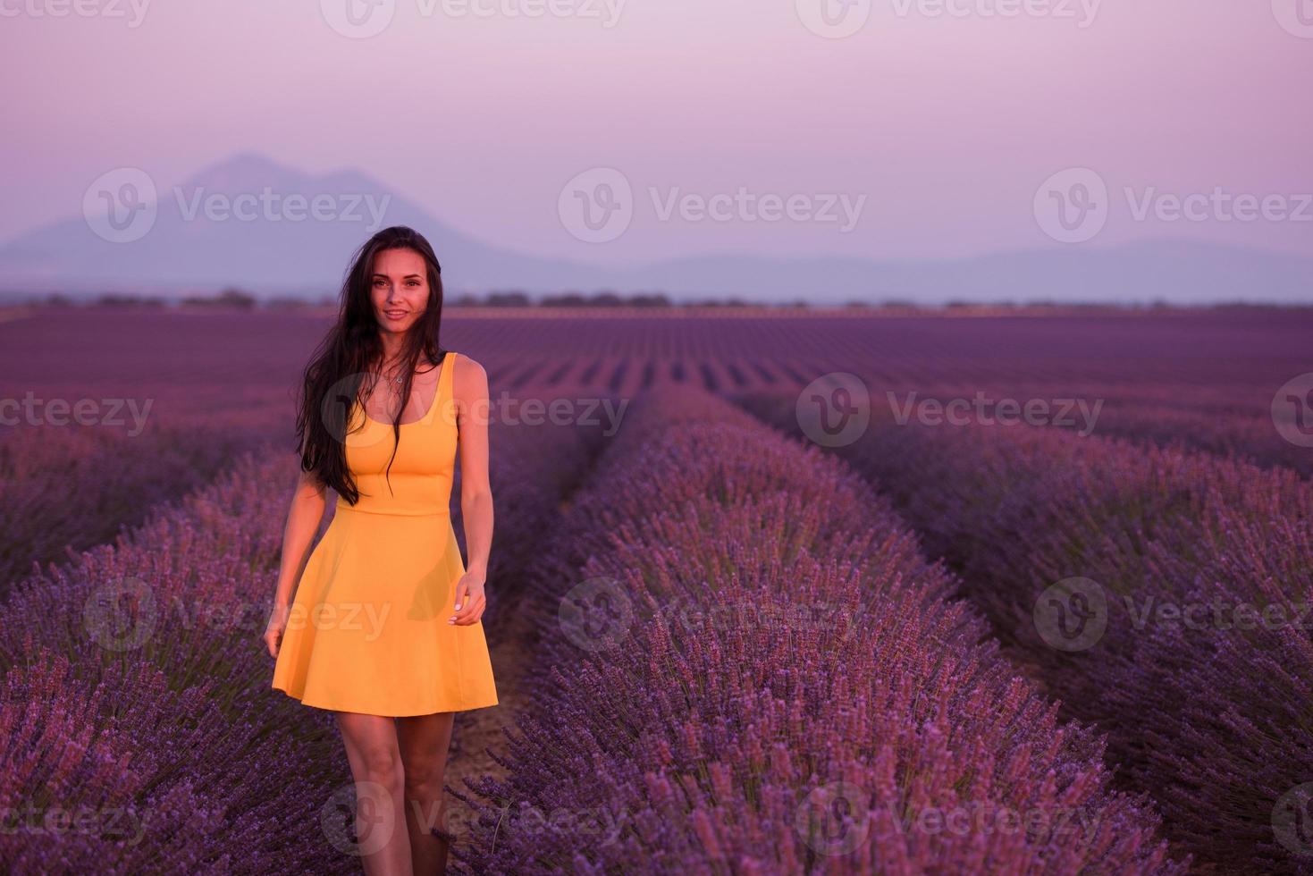 femme en robe jaune au champ de lavande photo